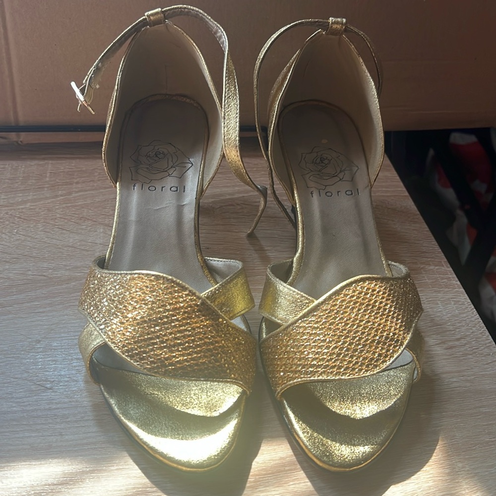 Floral Carter Gold Metallic Upper Shoe Size 8WW Good Condition